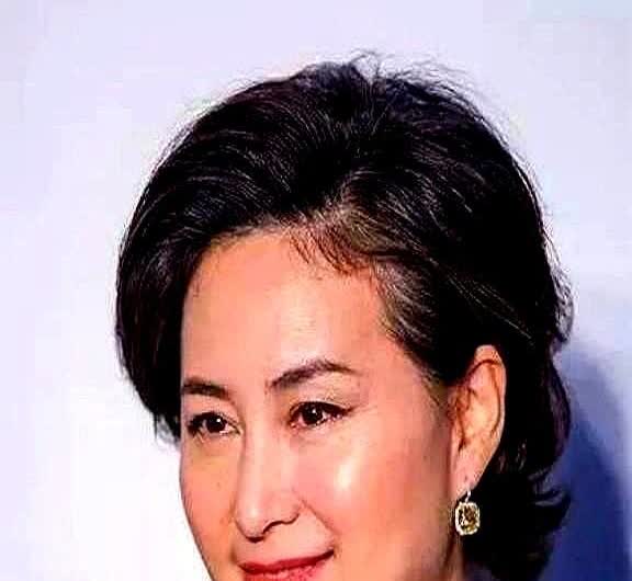 一次，记者提问何超琼："当初，你与许晋亨完婚9年都不想生孩子，是由于心里割舍不了