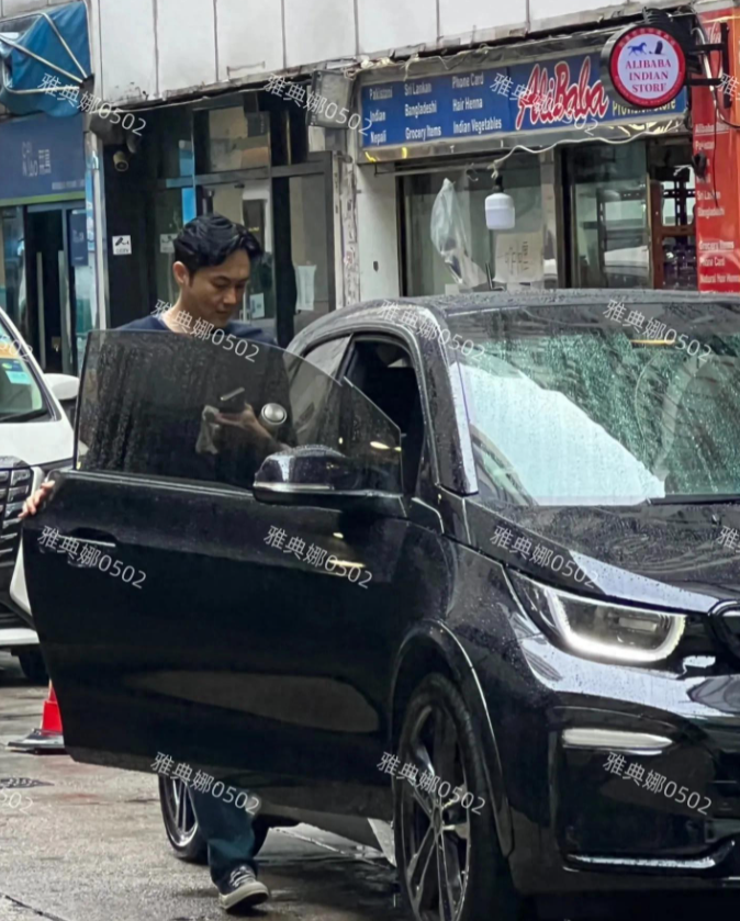 香港街头偶遇张智霖，本人真的好年轻，看背影就是个年轻的小伙子