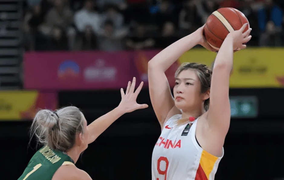 李梦未参加国家队引热议，中国女篮主帅宫鲁鸣透露李梦将因伤无缘亚洲杯12人大名单是