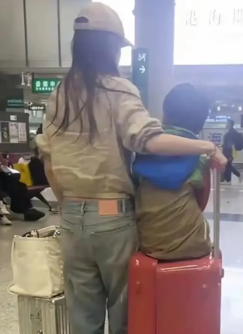 Angelababy独自一人提行李箱带着小海绵回香港！