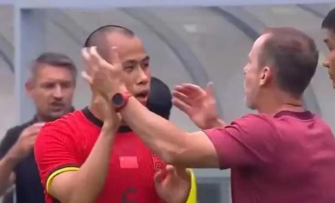 东亚杯国足1 - 0险胜！机会没把握住，年轻人机会多但发挥欠火候。新教练咋选？思