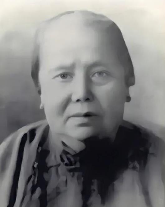 1915年，孙中山向原配妻子卢慕贞正式提出离婚。48岁的卢慕贞没有大吵大闹，只在
