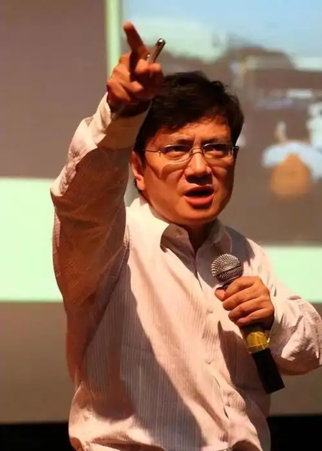 郑强教授曾毫不客气的指出：中国人民还在犯傻，就像喝了迷魂汤！什么科学无国界？真是