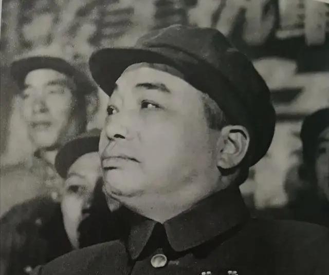 军委起初在中南海办公，后来为何搬家了呢？
新中国成立初期，北京城里一切都在起步阶