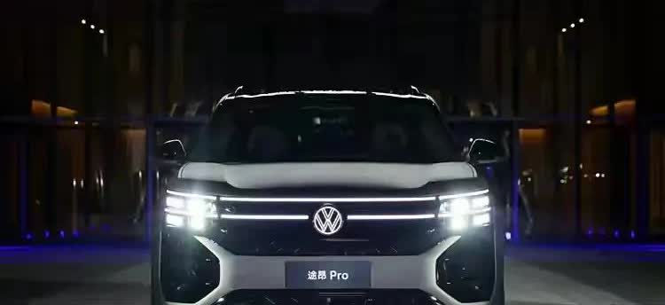 据悉，现在买车:
50%的人—— 买电混车
30%的人—— 买纯油车
20