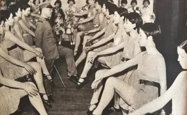二战时，日本德岛县中岛小学1四年级女生，因给在伪满新京工作的母亲写信说“天皇等人