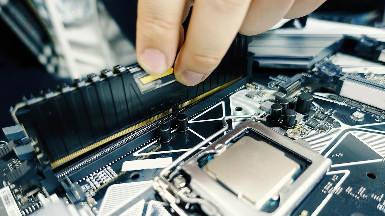 内存价格暴涨真相：AI榨干全球产能，32GB内存条直奔4000元