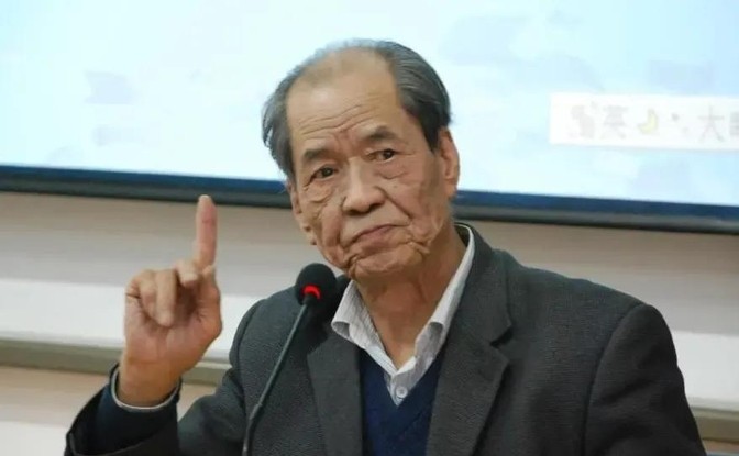 1997年，陈忠实当选作协主席后，去省里开会，一个官员傲慢地问：“陈主席啊，怎么