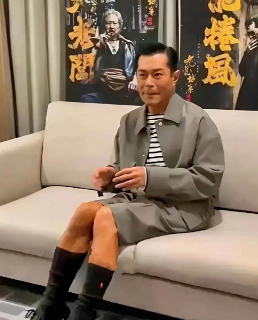 古天乐真是个迷，不管外貌还是穿着，如今看来虽然样貌有变化不应该被评论，但是他的穿