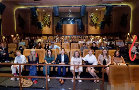 融入不进去，就不要强行融入了！
《酱园弄》举行香港首映礼，几位明星前去捧场，看到