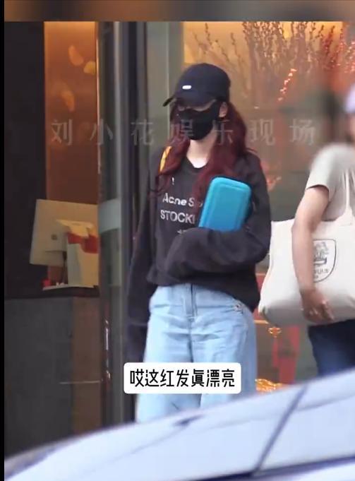 刘诗诗和好友聚餐
刘大锤曝刘诗诗回北京第一件事就是在助理（女）的陪同下与好友约饭