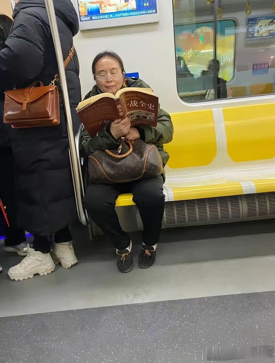 这个阿姨可不是普通人，没有一定的文化素养，很难读懂这本书。