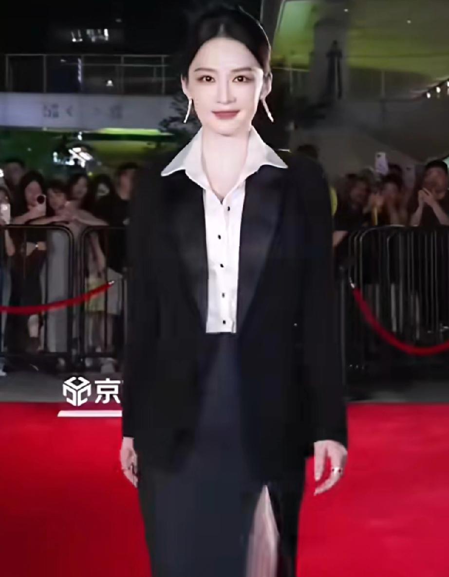 李沁觉得比以前长肉肉了，看着气血很足，精气神旺盛，皮肤比以前好。
方长脸型很耐看