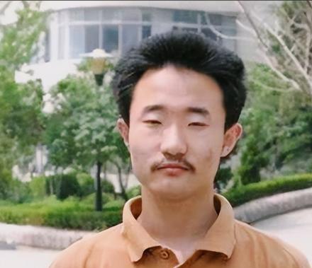 一名在美国斯坦福大学留学的中国学生，以吃不惯外国菜为理由，拒绝了100万美元年薪