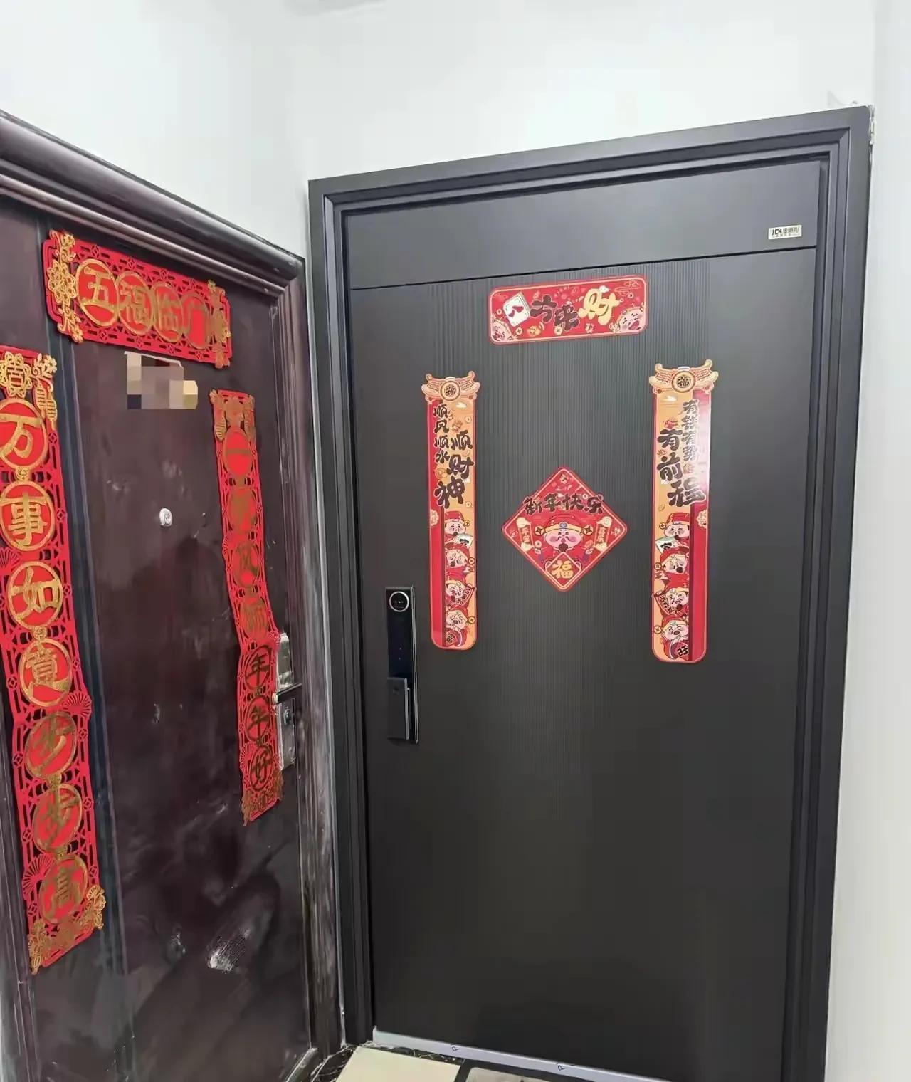 两家入户门挨的这么近，
开发商是怎么想的？