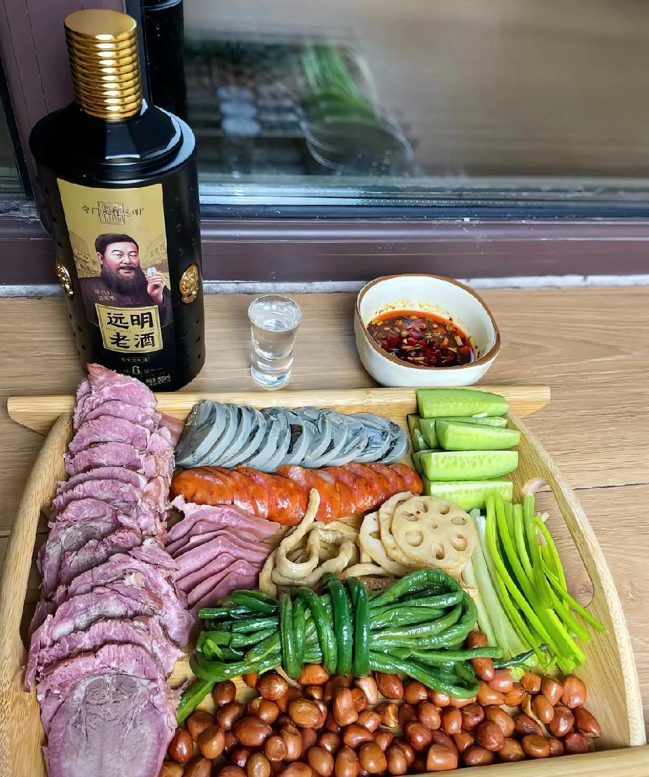 沁园春·国庆 
赤旗卷天,金甲耀日,万里龙骤。 
看昆仑昂首,黄河怒吼; 东风列