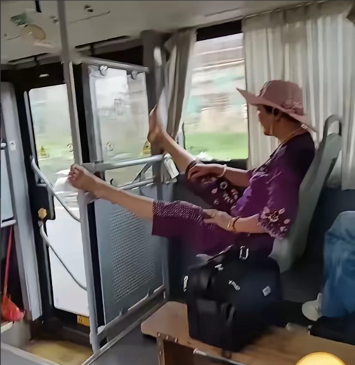 我的天啊！这是公交车上吗？不知道的还以为是在家里坐大炕呢！
这姿势也太不雅观了，