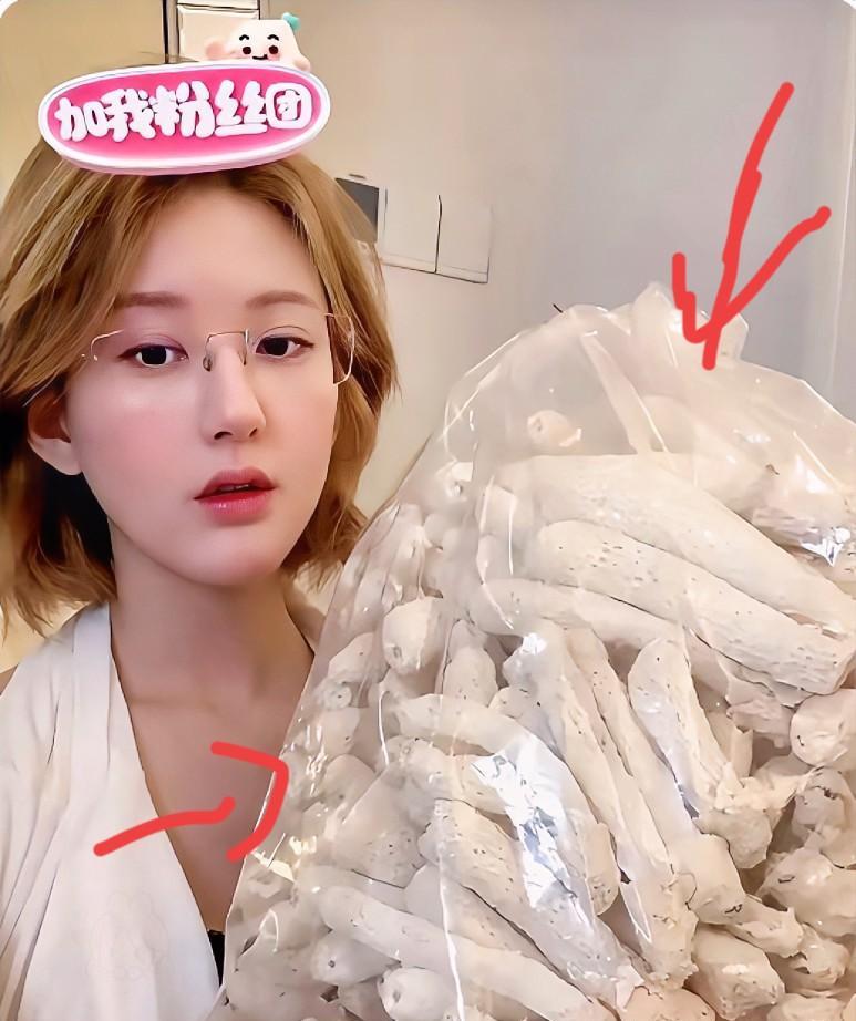 万万没想到呀！
赵露思的直播间里，
1公斤的竹荪被她扔到镜头前，那一瞬间20万观