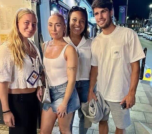 阿尔卡拉斯去吃晚餐被女粉丝包围！
阿尔卡拉斯真的是妇女之友，人见人爱花见花开。
