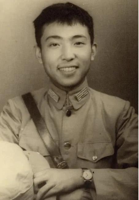 这就是穆旦！因为今年的高考作文，让穆旦成为了热点话题，但谁是穆旦，很多人表示不了