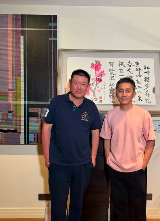 梁朝伟是真的社恐，不适合去人太多的地方。[捂脸]
看他和老婆刘嘉玲参加大秀，像一
