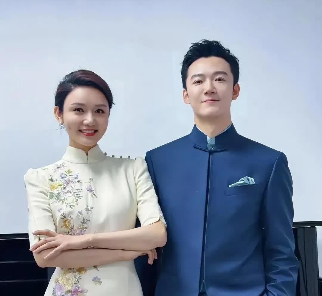 38岁张韬和35岁龙洋合照，两人真是郎才女貌，看起来清澈明媚，张韬帅气十足，龙洋