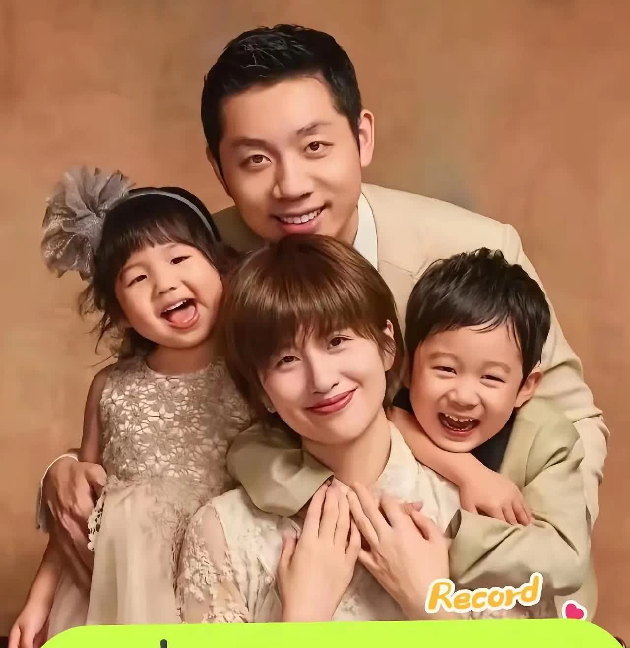 王皓一家好温馨啊！王浩依然那么帅气！笑容灿烂，好养眼的一家人啊！特别喜欢这些英雄