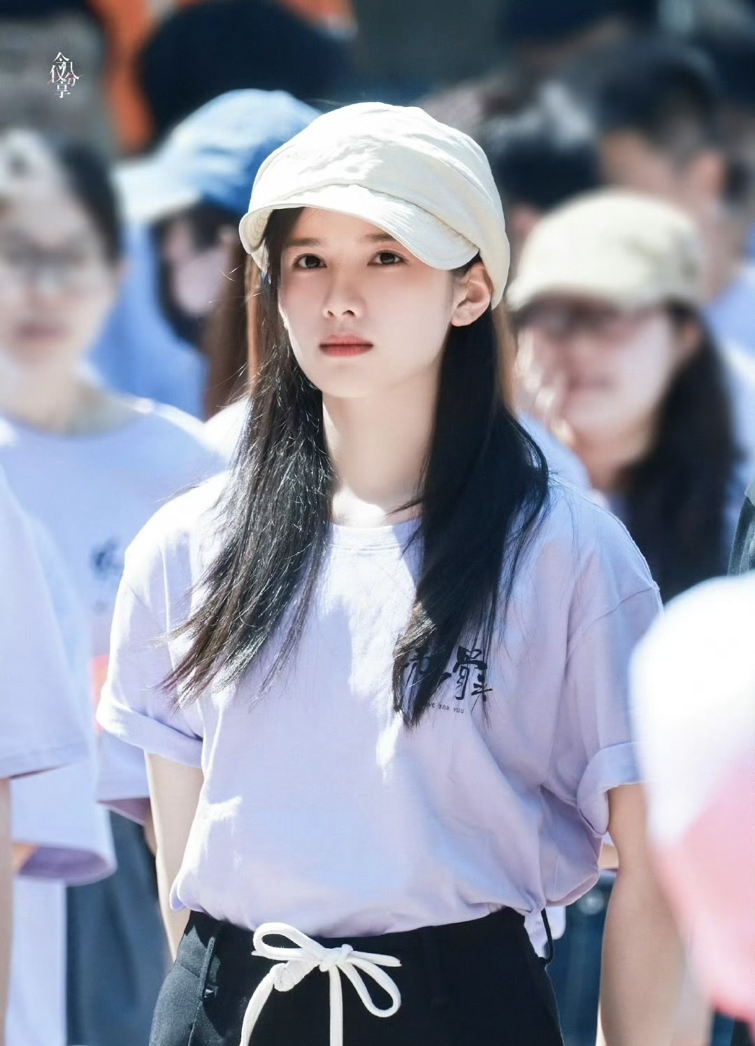 宋威龙和张婧仪搭档的新剧《野狗骨头》开机路透曝光，两人同框画面意外有CP感。原著