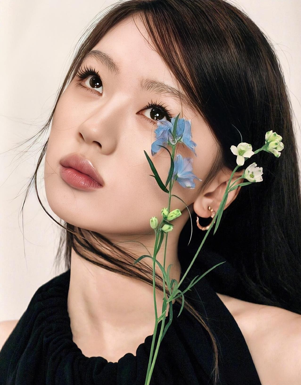 一觉睡醒，
单依纯天塌了，
之前一直唱小众歌曲，争议不断。这次好了，选了大家都喜