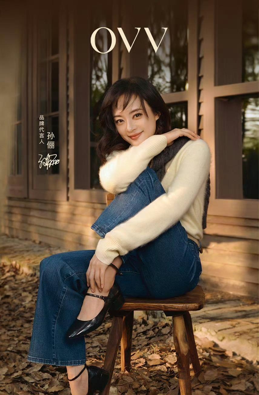 孙俪留长发真的太让人惊喜了！柔和的长发配上她本身的气质，知性中透着温柔，姐感十足