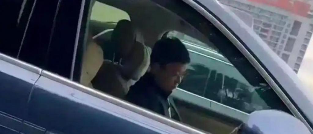 一段疑似华为余承东驾驶问界M8睡觉的视频火了。视频显示，拍摄人员向左侧车辆大喊“