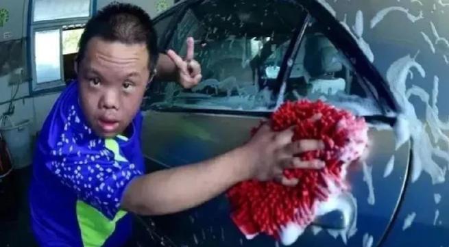 深圳一家洗车行老板雇佣了16名脑瘫儿洗车，3年总收入高达120多万，可是老板却一
