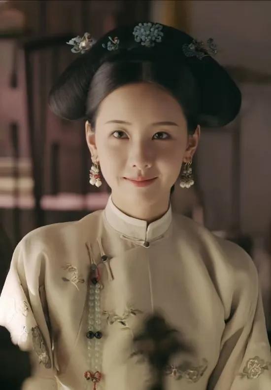 网友都在说，假如陈都灵演清宫剧会是什么样？那画面感不就来了吗！
她高个子、漂亮，