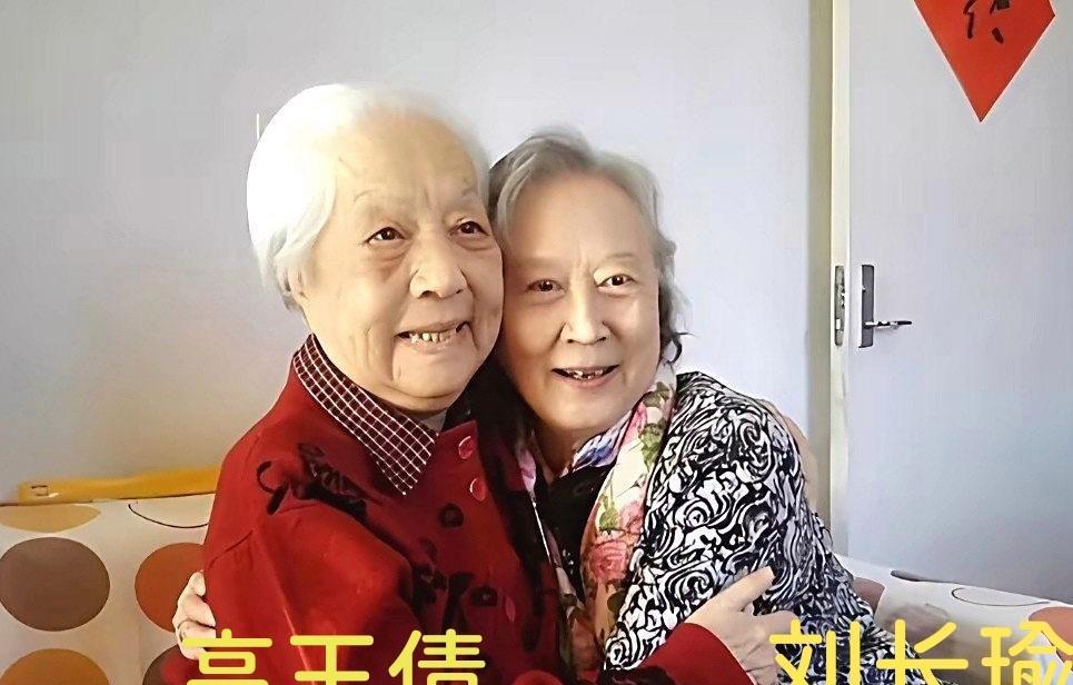 小铁梅刘长瑜探望李奶奶高玉倩，上世纪六，七十年代，这两位京剧名伶，在银幕上成功地