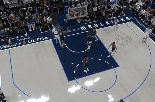 浓眉又受伤了！
在今日独行侠主场对阵步行者的第一节比赛中，浓眉抛投命中后捂着左脚