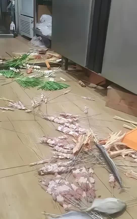 “亲戚都没得做了 ”重庆，有一名男子跟表哥每人出资10万元，开了一家烧烤店，原计