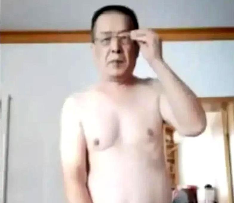 那天我去洗浴中心洗澡，身上灰太多，寻思找个人给搓搓。
正张望呢，就瞅见一个老爷爷