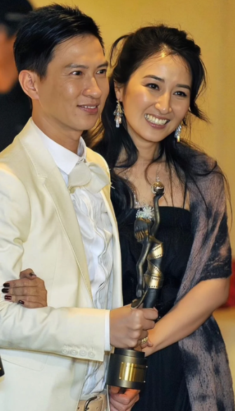 一次，杨紫问张家辉要联系方式，张家辉回答说:“可以，你到香港去找刘德华，然后找张