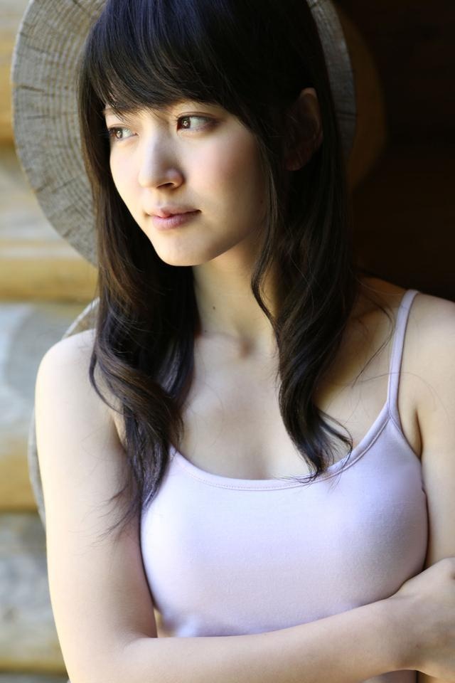 笑话：同事老张藏私房钱被媳妇发现，正跪键盘呢，儿子放学回来喊：“爸，王叔叔让你去