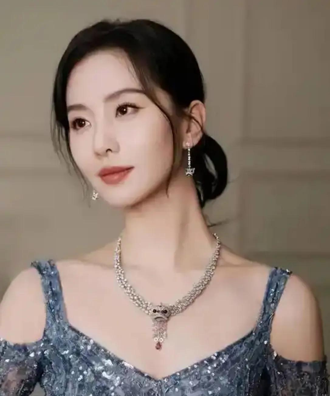 #翟潇闻说内娱最漂亮女艺人刘诗诗# 综艺中，翟潇闻被问内娱最漂亮的三个女艺人是谁