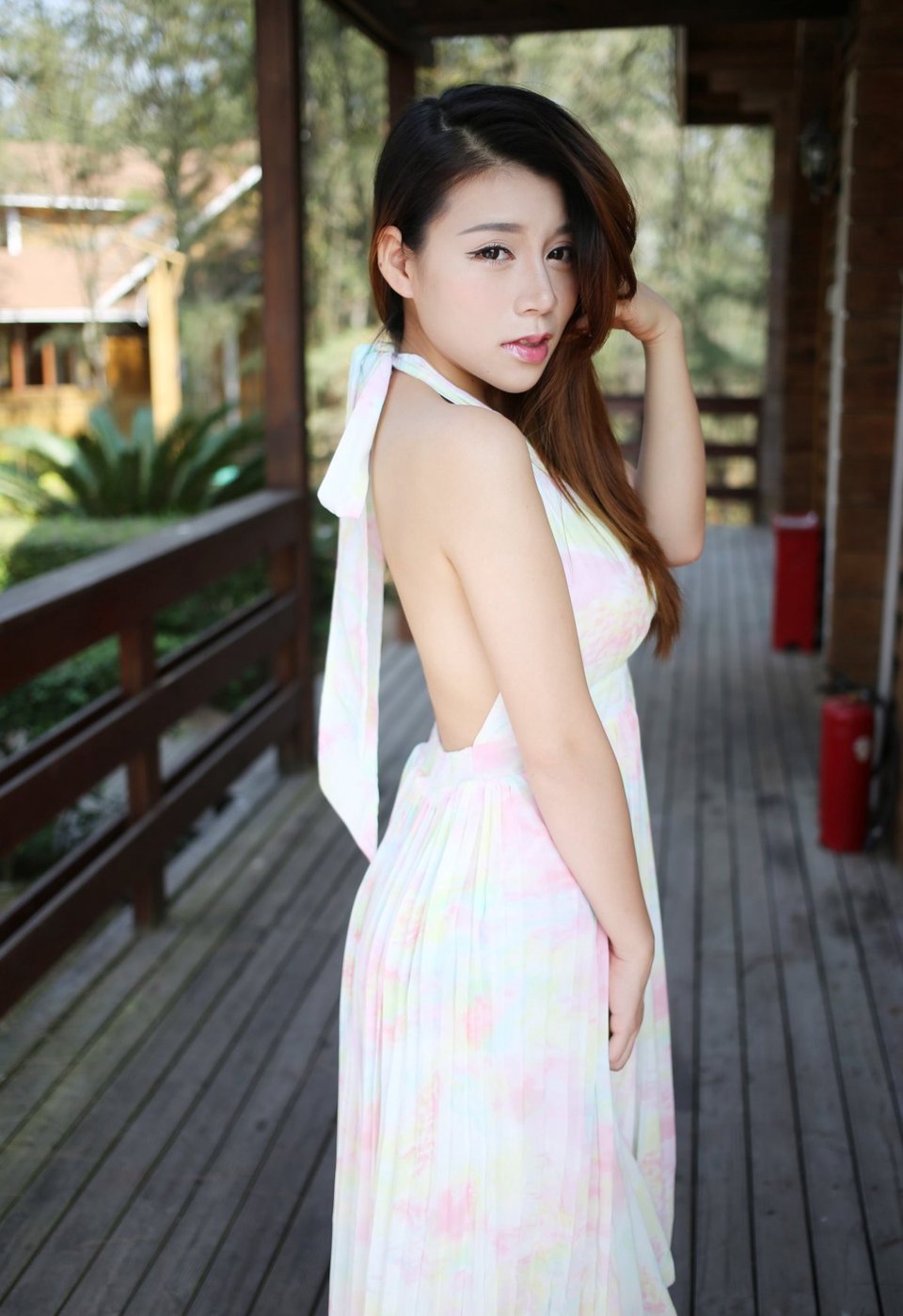集优雅、浪漫与性感于一身的连衣裙，晕染的浪漫点缀凸显女性魅力