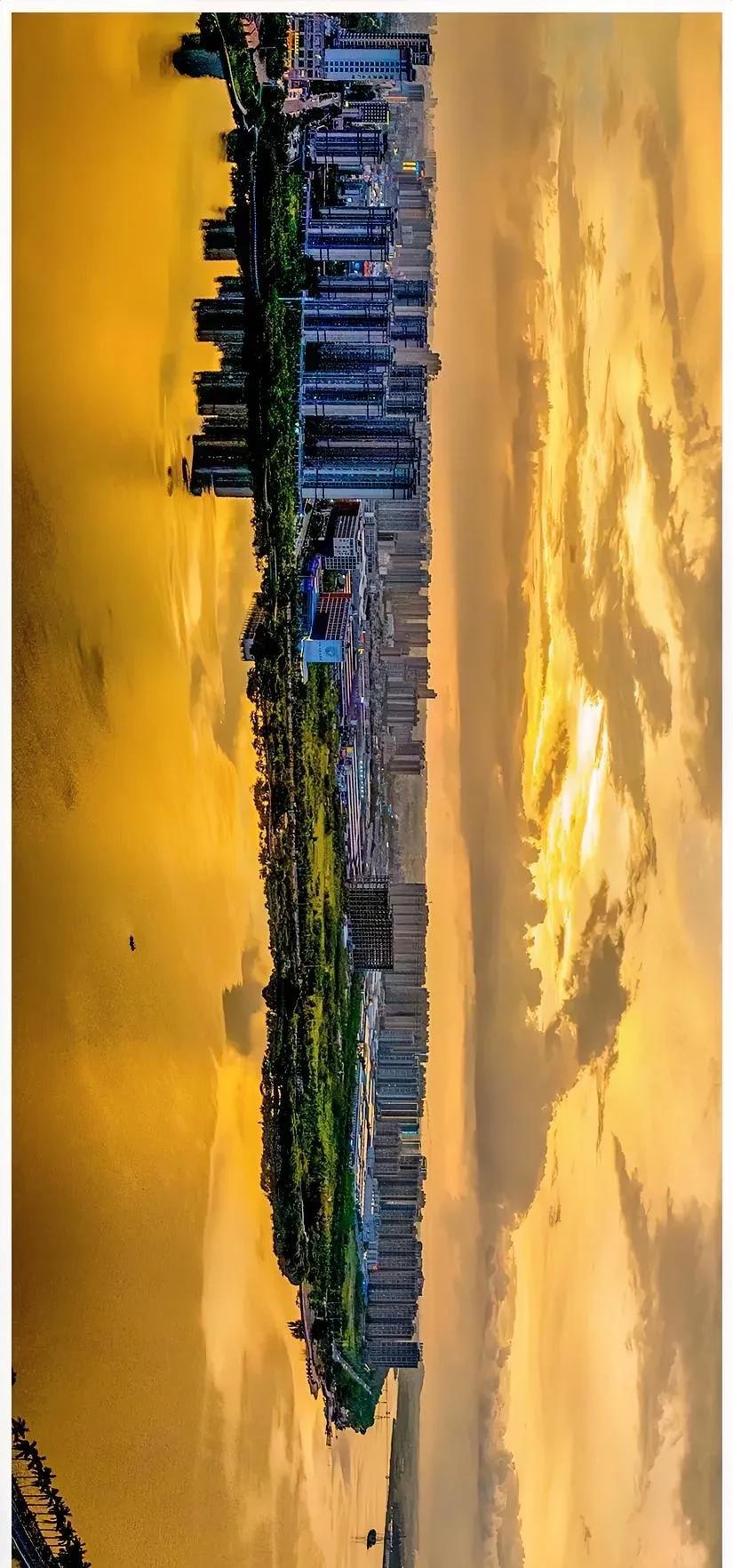 前天傍晚，看到某晚霞预测软件上预报晚霞出现的概率有58%，于是赶紧跑到湖边去“守