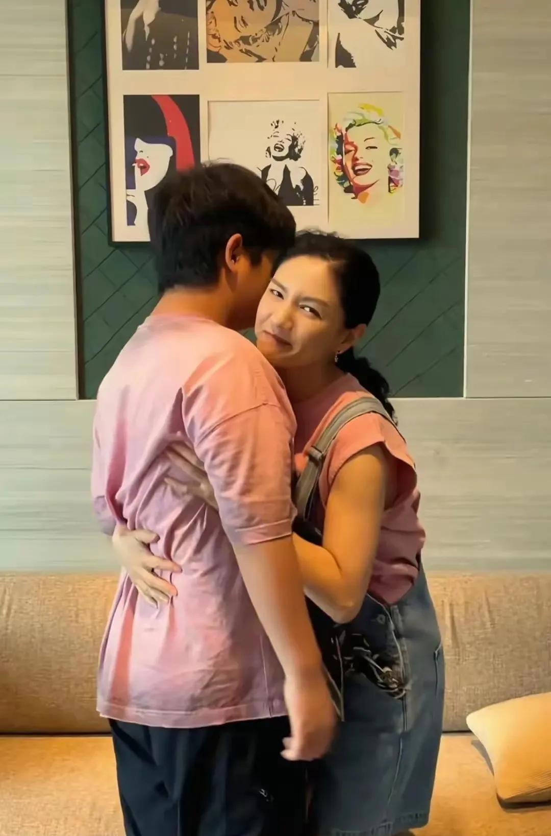 史可一家人，好养眼啊！最可惜的是儿子没继承她的优点，儿子们长的丑点，眉眼不好看。