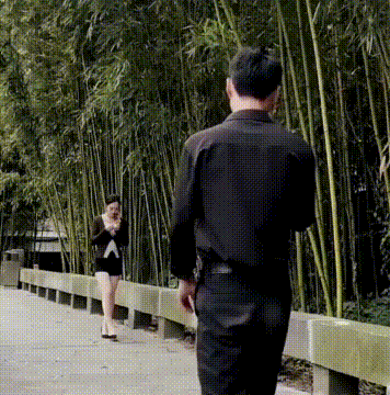 男人突然一个脚滑，不小心亲到女生，下秒她的动作太惊喜！