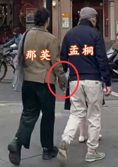 曝那英老公带美女回家，全程和美女贴贴，还十指紧扣！
有八卦媒体在网上晒出一段视频