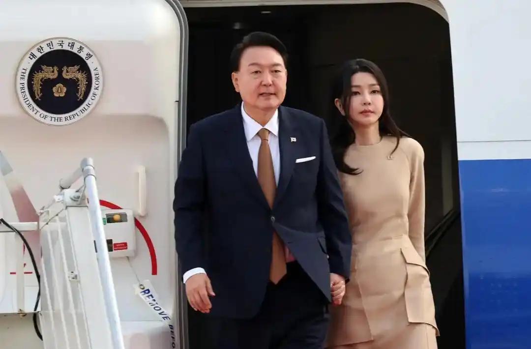 金建希的学位全没了
韩国前总统夫人金建希的学历突然被 “清零”，硕士和博士学位被