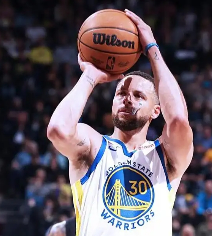 说个观点，勇士把宝压在了明年赛季中的交易市场
从库里，科尔，邓利维以及拉科布的采