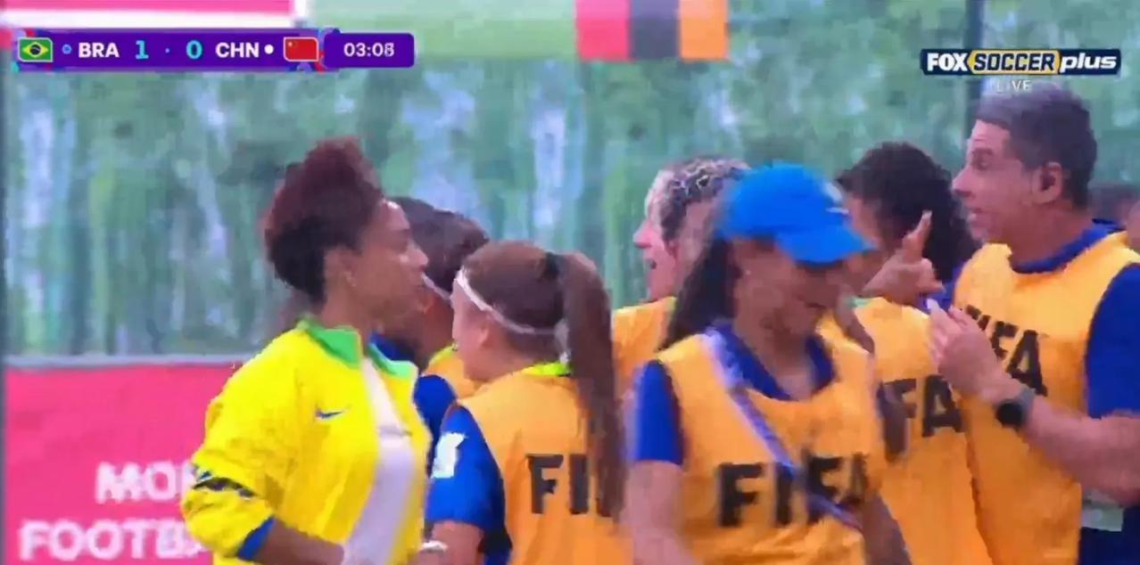 巴西U17女足3分钟就破门了，中国女足0比1暂时落后巴西女足，中国U17女足后防