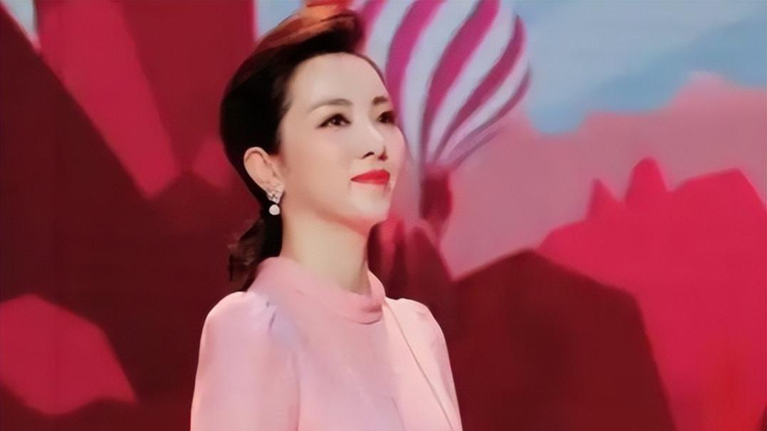 李思思央视离职后商演，为酒业主持年会，知情人透露出场费用！