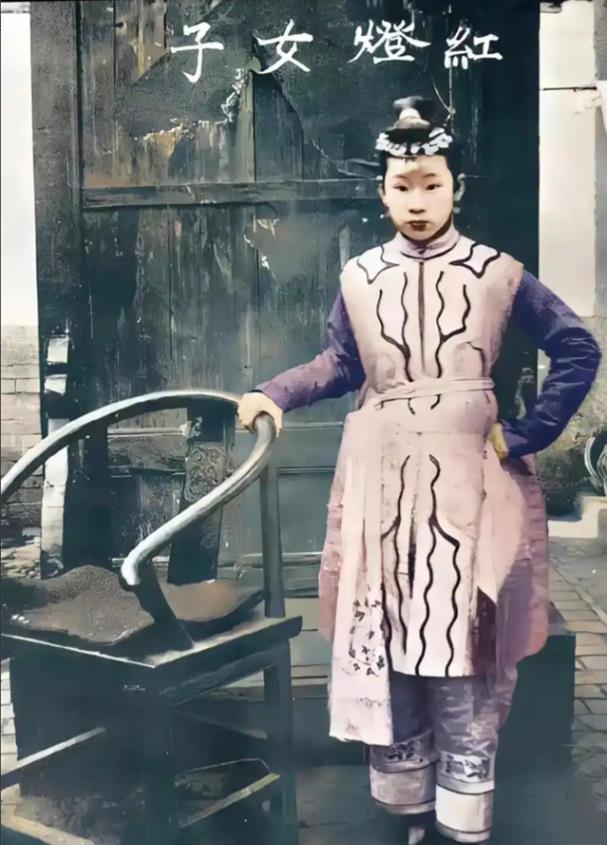 1900年，“黄莲圣母”不幸被八国联军抓获，联军对她所谓的“法术”充满好奇，对她
